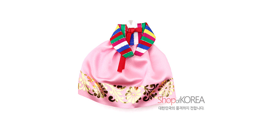 [텍스트: Shop of KOREA 대한민국의 품격까지 전합니다.] 분홍 비단질감 원단에 금색 꽃문양 포인트, 오방색 줄무늬 깃과 붉은 고름이 돋보이는 한복 모양 메모자석 디자인
