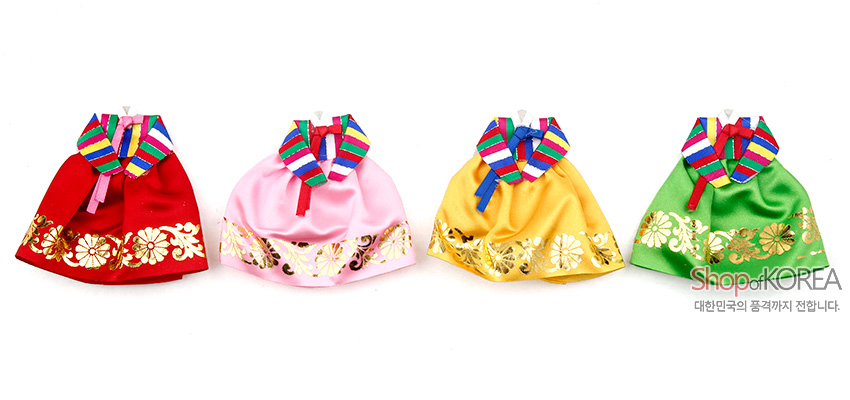 [텍스트: Shop of KOREA, 대한민국의 품격까지 전합니다.] 비단 느낌 원단의 한복 치마 자석 4종, 붉은색·분홍색·노랑·초록색에 금색 꽃문양 장식된 디자인