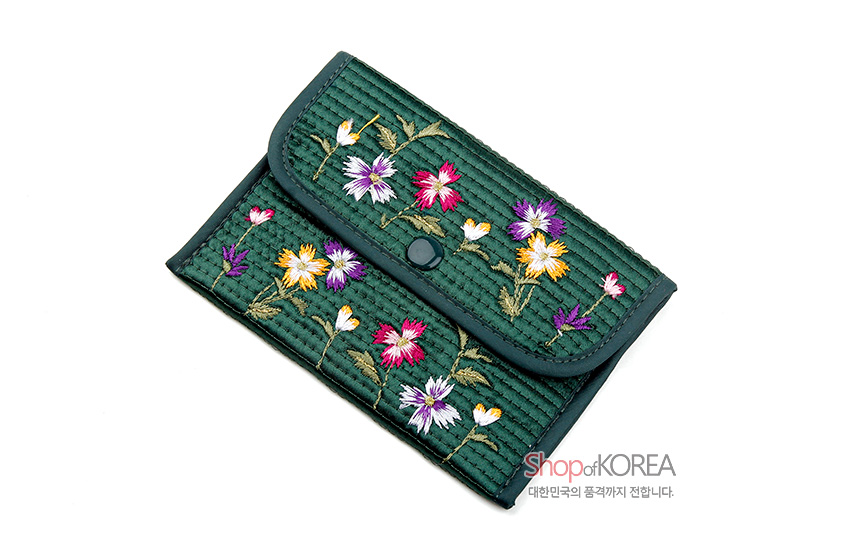 [텍스트: Shop of KOREA 대한민국의 품격까지 전합니다.] 녹색 누비 원단 위에 분홍·보라·노랑·흰색 꽃 자수 문양이 수놓인 똑딱이 여밈 동전지갑 이미지 설명