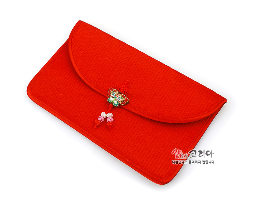 [텍스트: 샵오브코리아 대한민국의 품격까지 전합니다.] 선명한 적색 누비 천으로 제작된 장지갑, 세로누빔 구조와 입체 자수로 표현한 나비 문양 매듭과 복숭아빛·홍색 매듭 술 장식이 돋보이는 전통 누비 지갑 이미지
