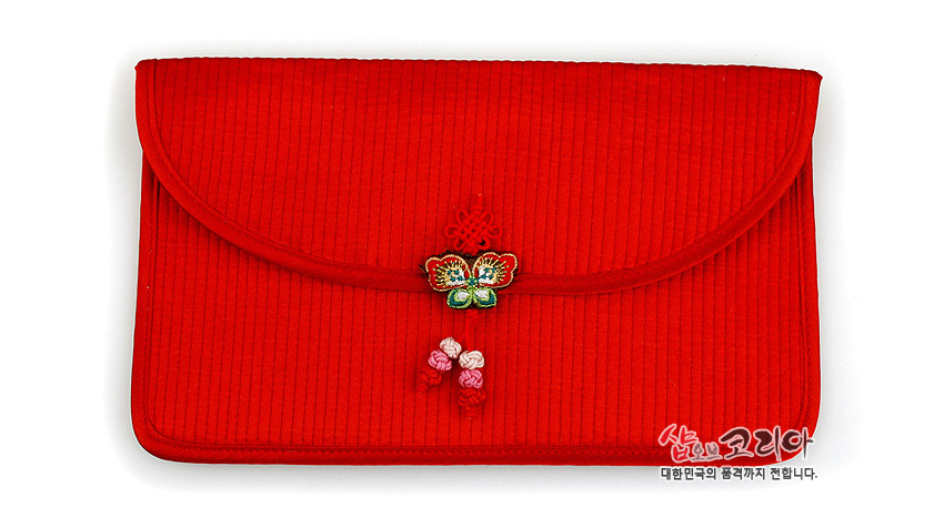 [텍스트: 샵오브코리아 대한민국의 품격까지 전합니다.] 붉은 색 세로누빔 원단으로 만든 직사각 지갑, 앞면 자수 나비 문양과 오색 실 전통 매듭 장식 포인트 디자인