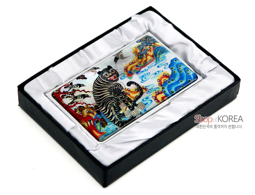 [텍스트: Shop of KOREA 대한민국의 품격까지 전달합니다.] 자개 바탕 위에 옻칠 기법으로 표현한 까치호랑이와 산수문, 청·홍·황 대비가 선명한 금속 명함케이스 이미지