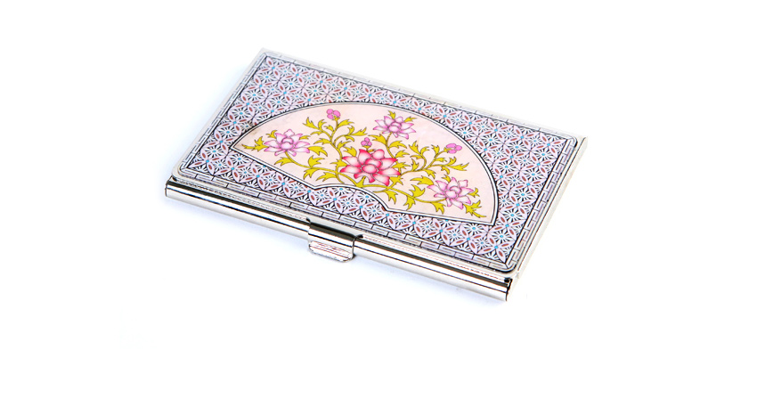 명함집-당초부채 은색 금속 바탕 위 연분홍색 자개 부채형 면에 노랑·분홍 당초 연꽃문양을 상감하고, 가장자리를 기하학 문양으로 장식한 명함집 디자인