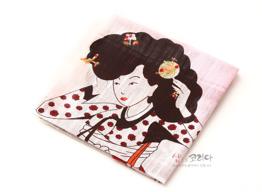 [텍스트: 샵오브코리아 대한민국의 품격까지 전합니다.] 전통 복식과 화려한 머리장식을 한 여성 민속화가 인쇄된 면 소재 손수건, 붉은 꽃무늬와 부드러운 분홍 배경이 조화를 이루는 디자인