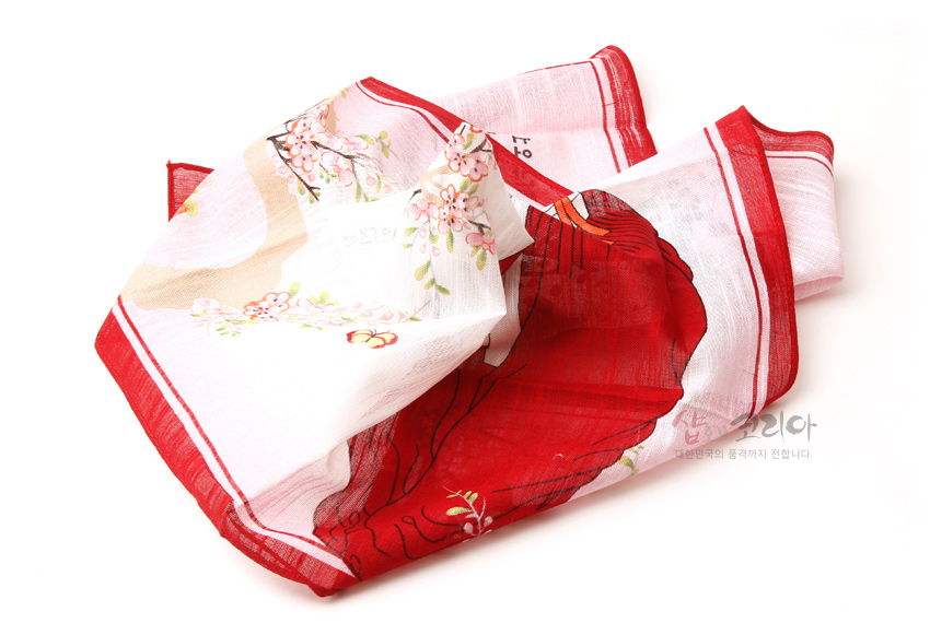 [텍스트: 샵오브코리아] 흰 면 소재에 붉은 테두리와 한복 여인 실루엣, 매화와 나비 문양이 수채화풍으로 인쇄된 민속화 손수건 이미지 설명