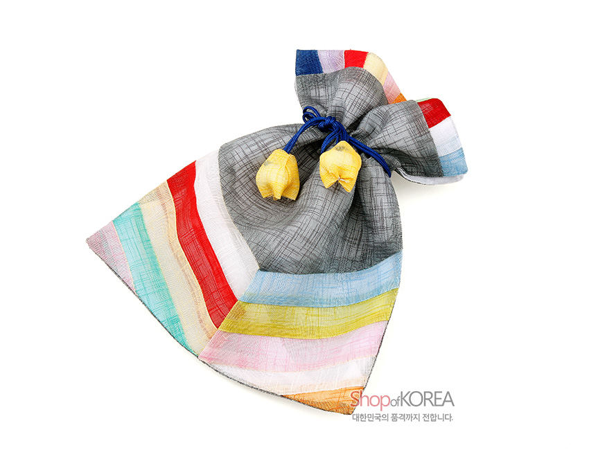 [텍스트: ShopofKOREA 대한민국의 품격까지 전합니다.] 모시 소재 회색 바탕에 붉은색·노랑·파랑 등 색동 배색 사선 패턴과 파랑 끈, 노란 매듭 장식이 어우러진 전통 복주머니형 주머니