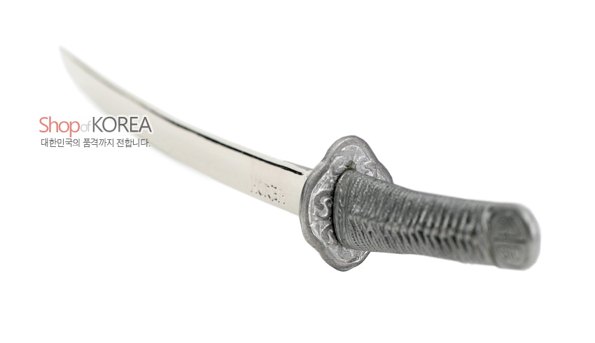 [텍스트: Shop of KOREA / 대한민국의 품격까지 전합니다.] 금속 재질의 휘어진 칼날과 섬세한 문양의 가드, 세밀한 짜임 표현의 회색 손잡이가 돋보이는 한국도 장식품 모습