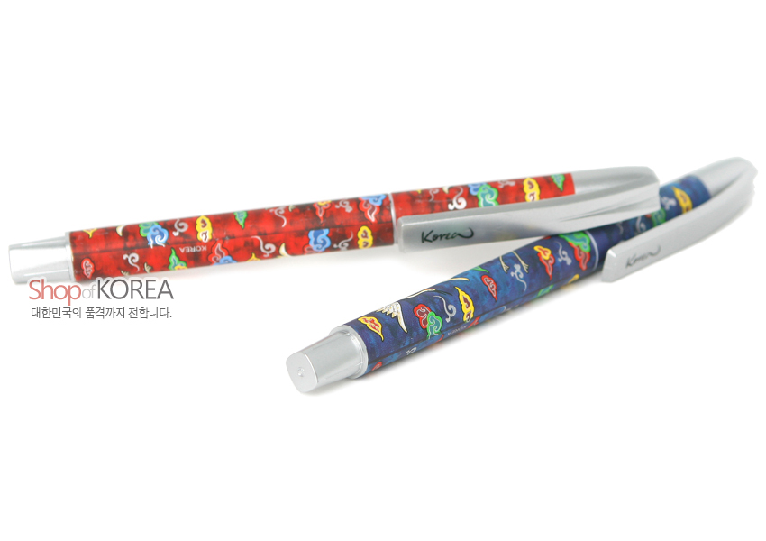 [텍스트: Shop of KOREA 대한민국의 품격까지 전합니다. Korea] 청색·적색 바탕 금속 볼펜에 운학과 다채로운 구름문양을 화려한 색채로 둘러 장식한 디자인