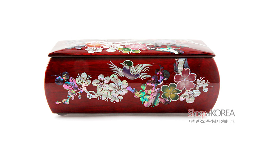 [텍스트: Shop of KOREA 대한민국의 품격까지 전달합니다.] 붉은 옻칠 바탕 위 자개 상감 기법으로 새와 매화, 꽃문양을 다채로운 색으로 장식한 반지꽂이함