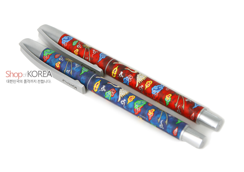 [텍스트: Shop of KOREA, 대한민국의 품격까지 전합니다.] 금속 재질 몸체 위에 청색·적색 배경과 운학·연화 구름 문양을 다채로운 채색으로 둘러 장식한 볼펜 2종 세트 이미지 설명