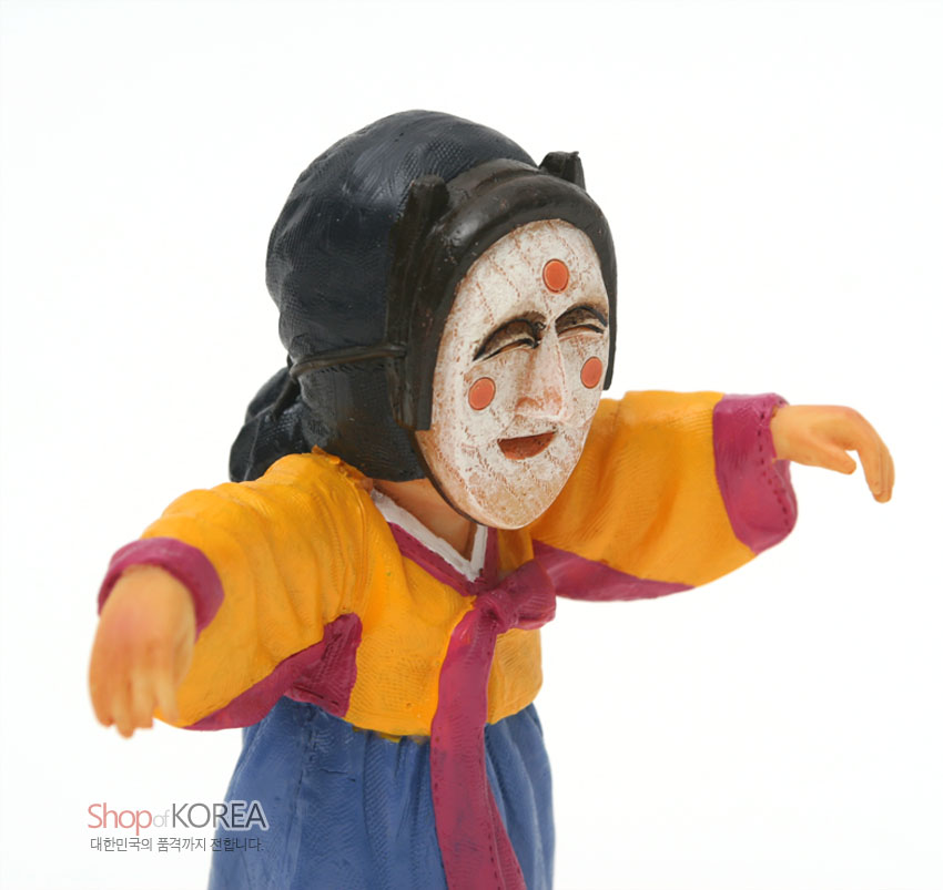 [텍스트: Shop of KOREA 대한민국의 품격까지 전합니다.] 채색 수지로 표현한 하회 부네탈 인형, 노란 저고리와 파란 치마, 붉은 고름과 흰색 탈의 조화가 돋보이는 탈춤 형상