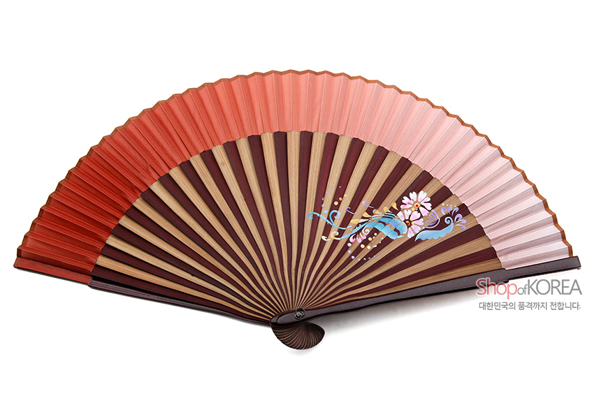 [텍스트: Shop of KOREA, 대한민국의 품격까지 전합니다.] 주황·분홍 그러데이션 실크 접선 위 공작과 꽃 문양, 갈색 나무 살대로 구성된 한국 전통 부채 이미지 설명