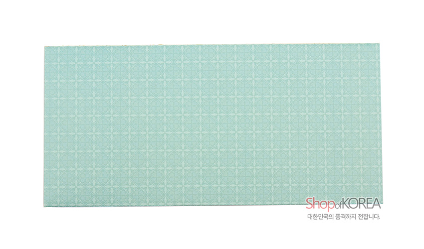[텍스트: Shop of KOREA / 대한민국의 품격까지 전합니다.] 연녹색 계열 종이 재질, 반복되는 기하학적 전통 문양 인쇄된 장식 봉투 디자인