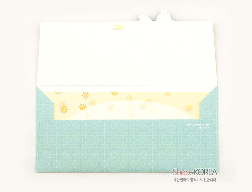 [텍스트: Shop of KOREA / 대한민국의 품격까지 전합니다.] 파스텔 민트 격자무늬 바탕에 크림색 속지와 노란색 눈꽃 문양이 더해진 전통 한복 테마 용돈 봉투 디자인