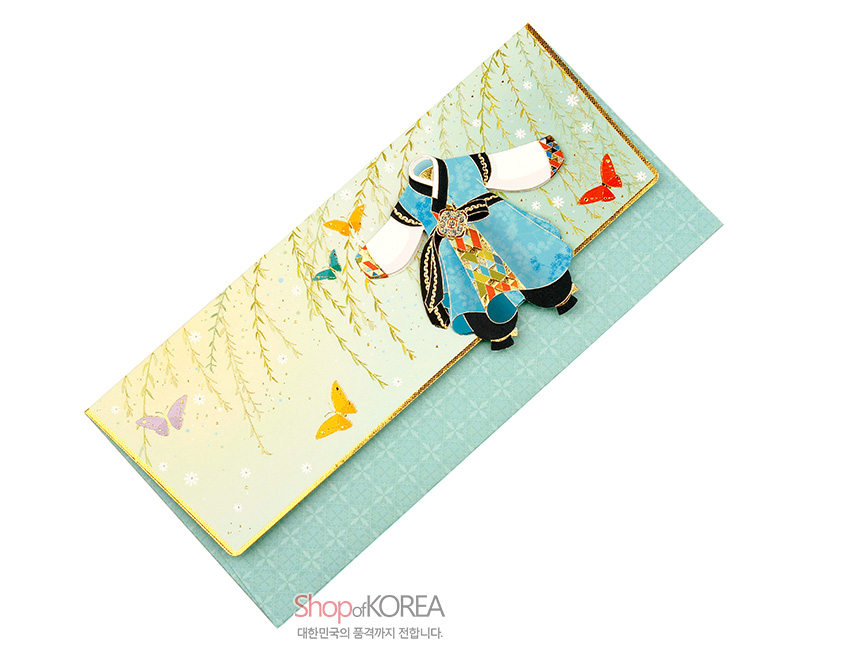 [텍스트: Shop of KOREA 대한민국의 품격까지 전합니다.] 파스텔 민트색 종이재질 바탕, 버드나무와 나비 문양 인쇄, 금색 테두리 장식, 입체 종이 공예 기법의 파란 남아 한복 장식 봉투형 디자인