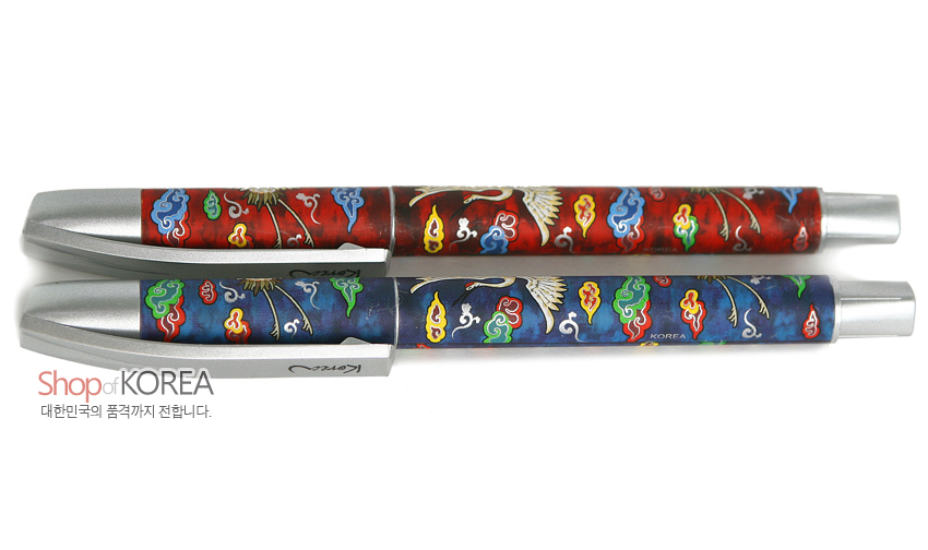 [텍스트: Shop of KOREA / 대한민국의 품격까지 전합니다.] 청색·적색 바탕에 운학과 다채로운 구름문양을 섬세한 채색으로 장식한 금속 볼펜 2종 세트 이미지 설명
