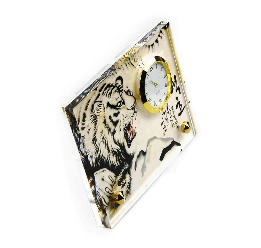 [텍스트: QUARTZ] 투명 아크릴 패널 위 수묵 기법의 백호 문양과 검은 한글 서예, 금색 금속 테두리 원형 시계가 조화된 탁상 장식 시계 이미지 설명