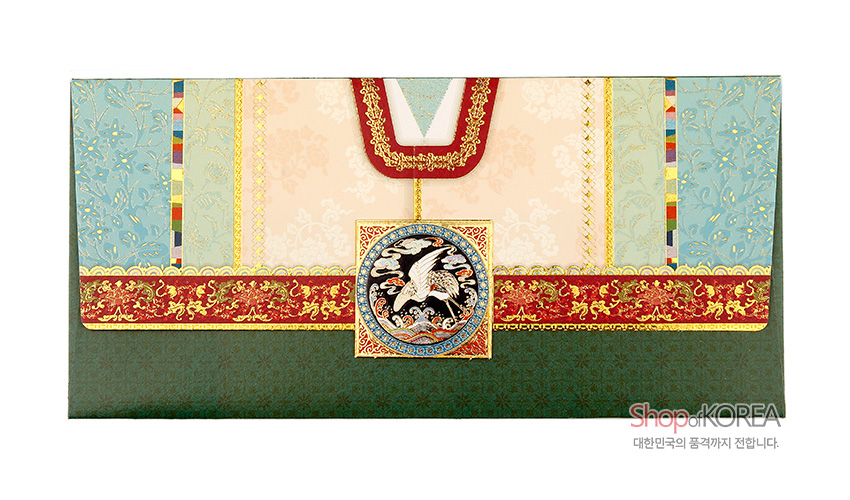 [텍스트: Shop OF KOREA 대한민국의 품격까지 전합니다.] 한복 저고리 형상의 종이 돈봉투, 청록·연분홍 대비 바탕에 금박 꽃문양과 단청 띠, 원형 운학 문양 장식이 돋보이는 디자인