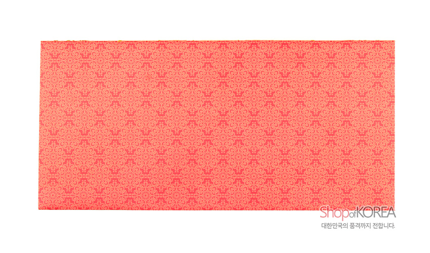 [텍스트: ShopofKOREA 대한민국의 품격까지 전합니다.] 분홍색 종이에 반복된 전통 연속문양이 인쇄된 한복돈봉투 뒷면 디자인