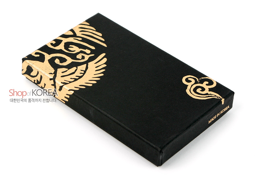 [텍스트: Shop of KOREA / MADE IN KOREA / 대한민국의 품격까지 전합니다.] 검은 상자 표면에 금색 구름·익룡 문양이 인쇄된 직사각형 포장 박스 모습