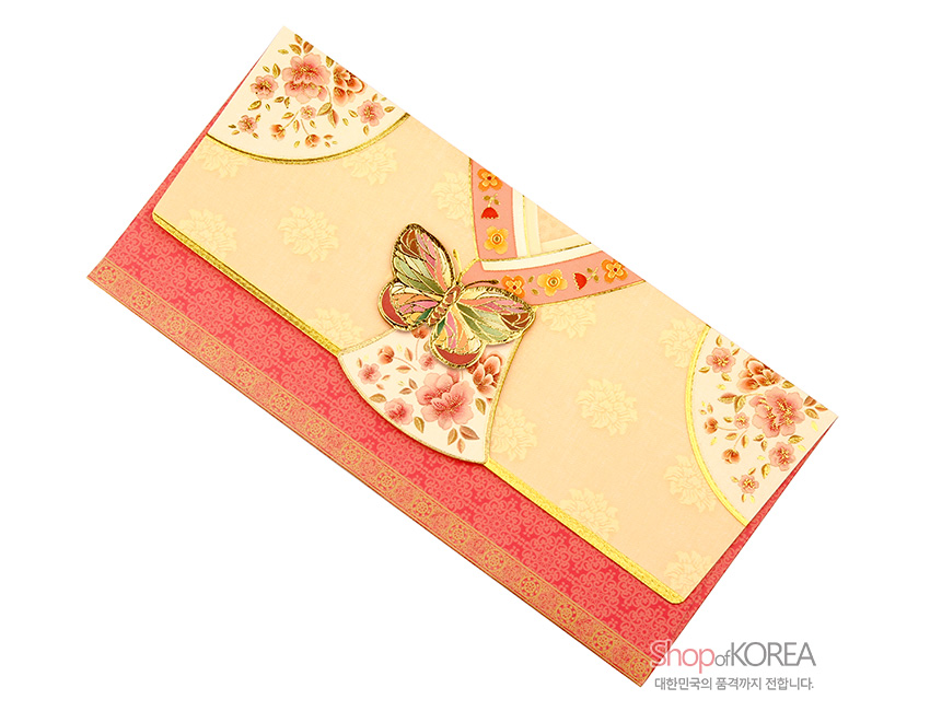 [텍스트: Shop of KOREA 대한민국의 품격까지 전합니다.] 분홍·살구색 저고리 형태, 금박 테두리와 국화·꽃문양, 입체 나비 장식이 돋보이는 전통 한복 돈봉투 디자인