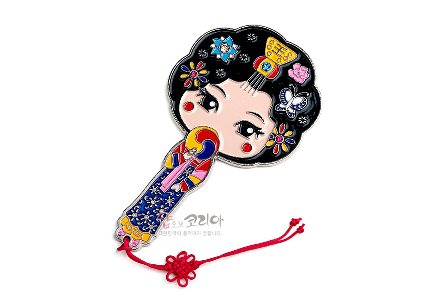 [텍스트: KOREA] 금속 재질 위 컬러 에나멜 기법으로 표현된 황진이 캐릭터 손거울, 오방색 한복과 꽃·나비 머리장식, 붉은 전통 매듭 끈 장식 디자인