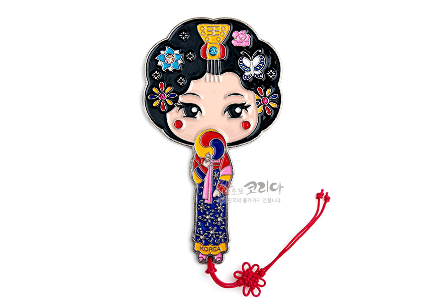 [텍스트: KOREA] 금속 재질 위 컬러 에나멜 기법의 황진이 한복 캐릭터 손거울, 꽃·나비·보석 장식 문양과 오방색 의복, 붉은 전통 매듭 끈 장식 디자인