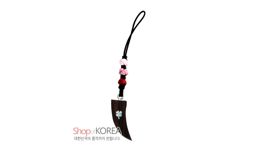 [텍스트: Shop of KOREA 대한민국의 품격까지 전합니다.] 흑단 뿔 형상 장식에 자개 조각보 문양 상감, 분홍·빨강 전통 매듭과 검은 끈 조합 열쇠고리 형태 이미지 설명