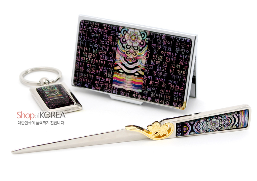[텍스트: Shop of KOREA / 대한민국의 품격까지 전합니다.] 금속 테두리에 자개 상감 기법을 더한 명함집·지칼·열쇠고리 3종, 검은 바탕 위 시조 한글 문자와 오방색 단청 문양이 어우러진 디자인