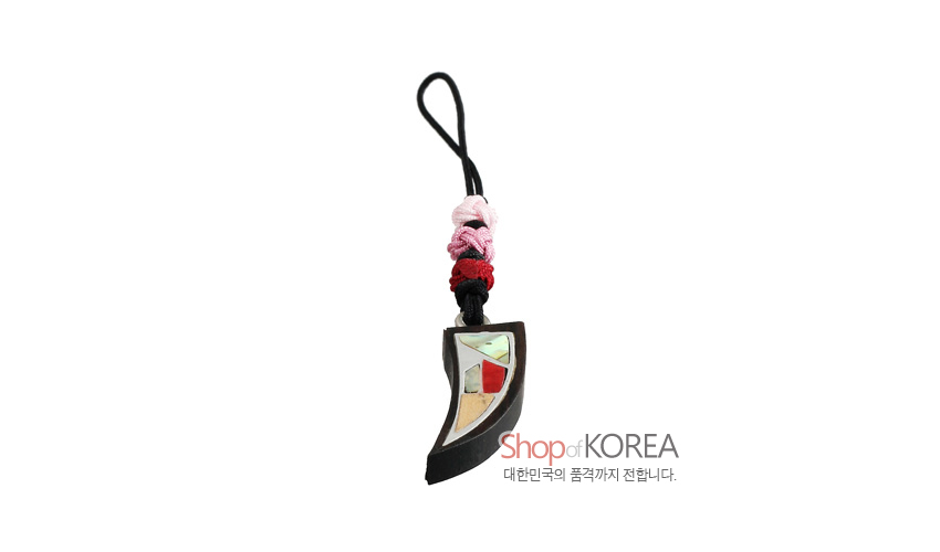 [텍스트: Shop of KOREA 대한민국의 품격까지 전합니다.] 흑단 뿔형 장식에 자개와 색돌 상감한 조각보 문양, 분홍·빨강 전통 매듭끈과 조화된 핸드폰고리형 열쇠고리