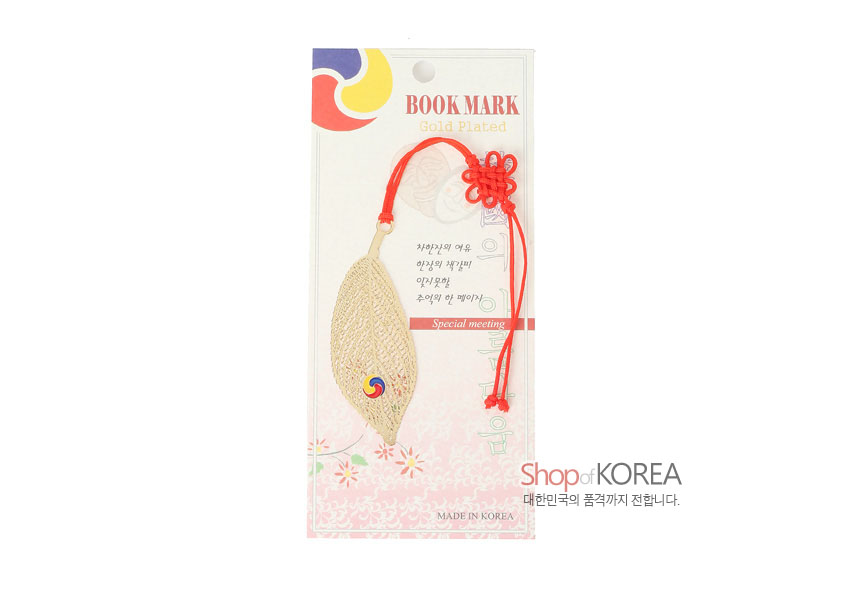 [텍스트: BOOK MARK, Gold Plated, Special meeting, MADE IN KOREA, Shop of KOREA] 금장 금속 나뭇잎 모양 책갈피, 섬세한 망사 잎맥 문양과 삼색 태극 문양 포인트, 붉은 전통 매듭끈 장식 이미지