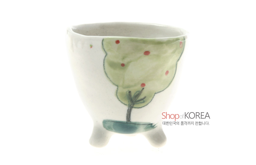 [텍스트: Shop of KOREA 대한민국의 품격까지 전합니다.] 백색 도자기 재질, 삼각 다리 형태 잔 몸체에 수채화 기법의 연두색 나무와 붉은 점 무늬가 그려진 소주잔 모습