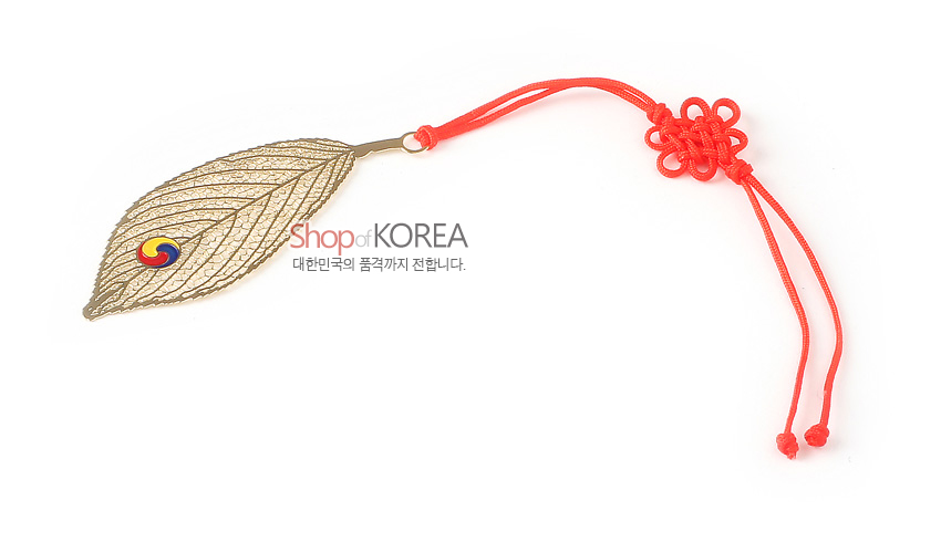 [텍스트: Shop of KOREA / 대한민국의 품격까지 전합니다.] 금속 재질 나뭇잎 형상 금장 책갈피, 섬세한 잎맥 문양과 삼색 태극 문양 포인트, 붉은 전통 매듭 끈 장식 디자인