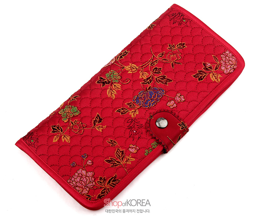 [텍스트: Shop of KOREA 대한민국의 품격까지 전합니다.] 붉은 비단에 누비 기법을 더하고 전통 모란과 꽃넝쿨 금사 자수를 장식한 장지갑 모습