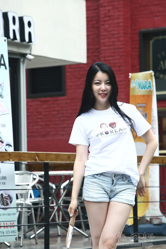 [텍스트: KOREA] 흰색 면 소재 티셔츠에 하회탈 캐릭터와 영문 레터링이 3D 입체발포 기법으로 표현된 전면 프린트 디자인