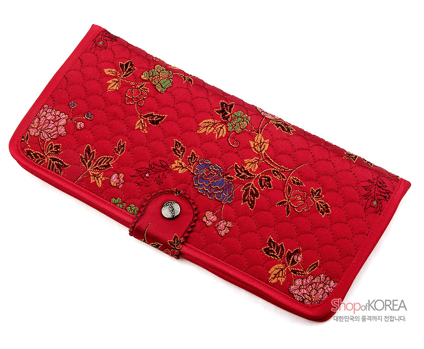 [텍스트: Shop of KOREA 대한민국의 품격까지 전합니다.] 붉은 비단 누비 바탕에 금사로 수놓은 모란과 꽃넝쿨 전통 문양이 돋보이는 장지갑 디자인