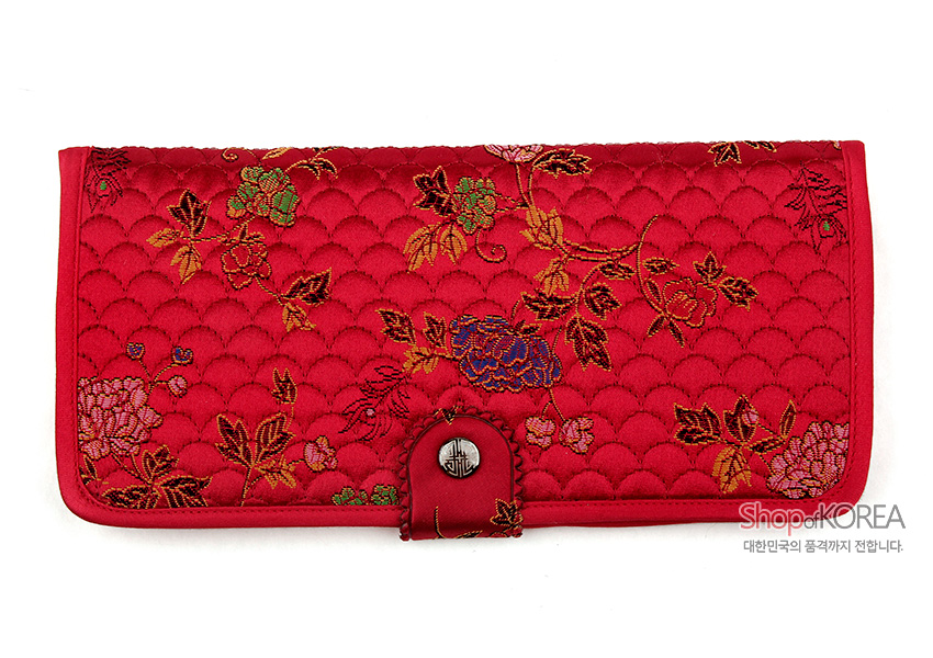 [텍스트: ShopKOREA 대한민국의 품격까지 전합니다.] 붉은 비단 바탕 누비 기법에 금사로 수놓은 모란과 꽃넝쿨 문양, 금속 장식 단추가 돋보이는 장지갑 이미지 설명