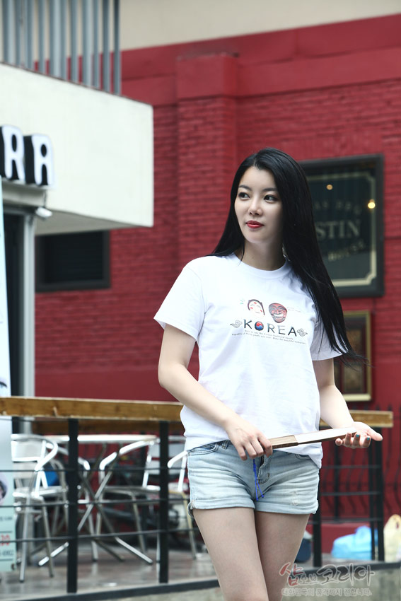 [텍스트: KOREA] 흰색 면 소재 위 하회탈과 인물 캐릭터가 3D 입체발포 기법으로 인쇄된 전면 전통 문양 티셔츠 모습