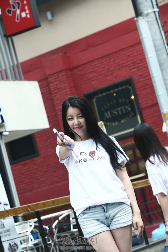 [텍스트: KOREA] 흰색 면 소재 위에 하회탈 캐릭터와 영문 레터링이 3D 입체발포 기법으로 인쇄된 반팔 티셔츠 착용 모습