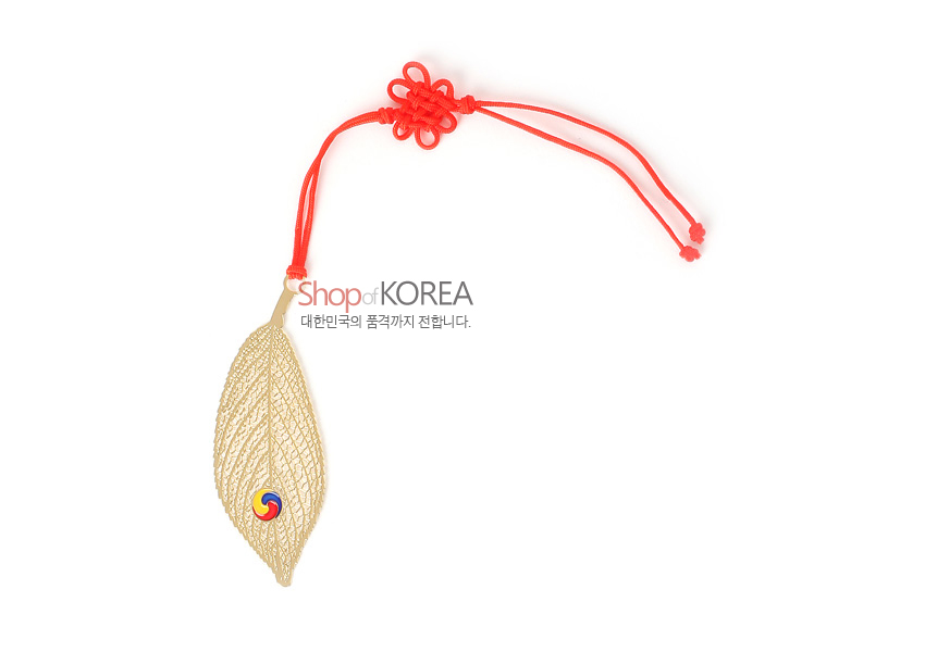 [텍스트: Shop of KOREA 대한민국의 품격까지 전합니다.] 금속 재질 금장 나뭇잎 형상 책갈피, 섬세한 잎맥 망사 문양과 삼색 태극 문양 장식, 붉은 전통 매듭 끈 장식