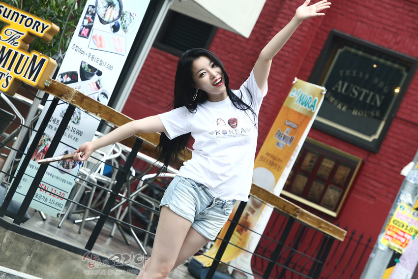 [텍스트: KOREA] 흰색 면 티셔츠 중앙에 하회탈 일러스트와 영문 레터링이 3D 입체발포 기법으로 인쇄된 캐주얼 반팔 티셔츠 연출 이미지