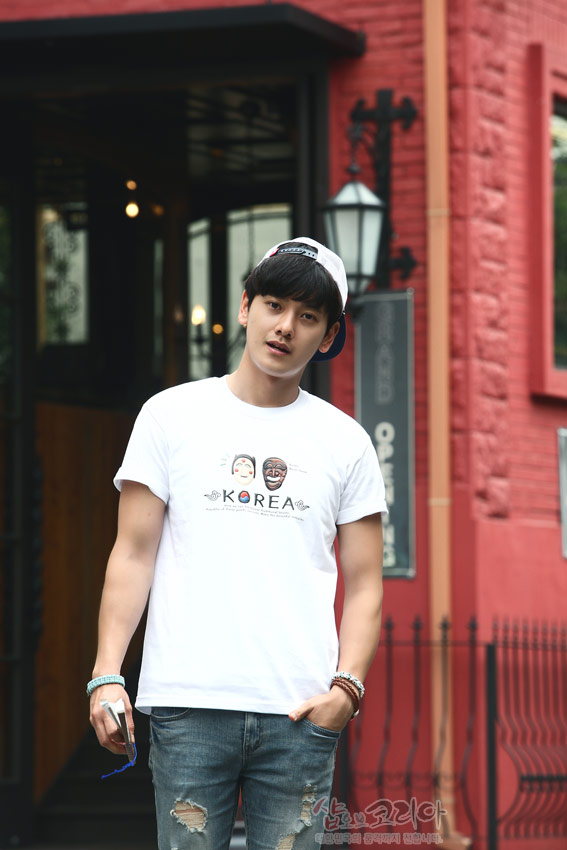 [텍스트: KOREA] 흰색 면 티셔츠 중앙에 하회탈 두 얼굴과 전통 문양을 3D 입체발포 기법으로 표현한 캐릭터 디자인 모습