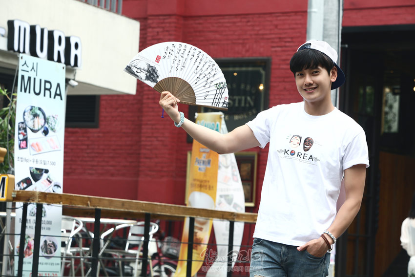 [텍스트: KOREA] 흰색 면 티셔츠 위에 하회탈 캐릭터와 영문 레터링이 3D 입체발포 기법으로 인쇄된 캐주얼 반팔 티셔츠 모습