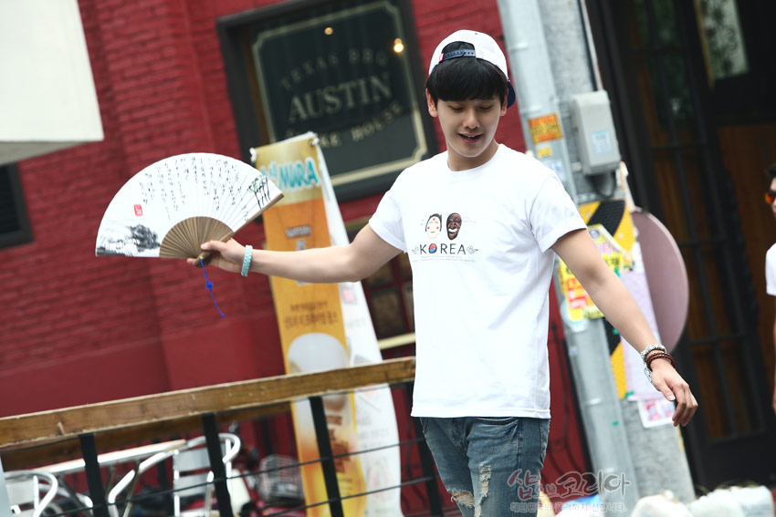 [텍스트: KOREA] 흰색 면 티셔츠 전면에 하회탈 캐릭터 3D 입체발포 인쇄와 영문 레터링이 배치된 캐주얼 스타일 연출 이미지