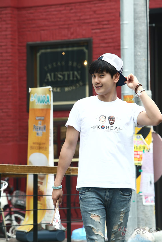 [텍스트: KOREA] 흰색 면 티셔츠 전면에 하회탈 캐릭터와 영문 레터링이 3D 입체발포 기법으로 인쇄된 캐주얼 스타일 이미지