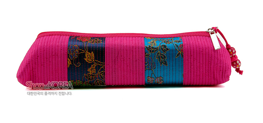 [텍스트: Shop of KOREA / 대한민국의 품격까지 전합니다.] 분홍색 누비 원단 위에 청록·남색 실크 배색과 금색 꽃무늬 직조가 들어간 지퍼형 필통 디자인