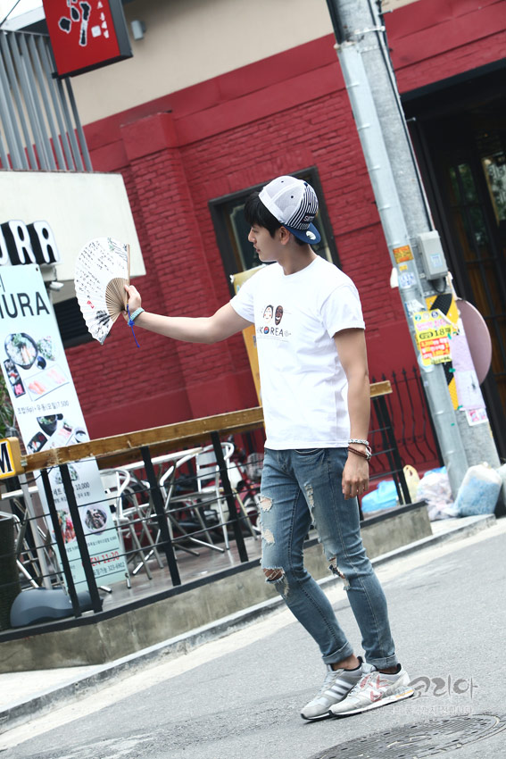 [텍스트: KOREA] 흰색 면 티셔츠 전면에 하회탈 캐릭터와 영문 레터링이 3D 입체발포 기법으로 인쇄된 캐주얼 street 패션 스타일 연출 이미지