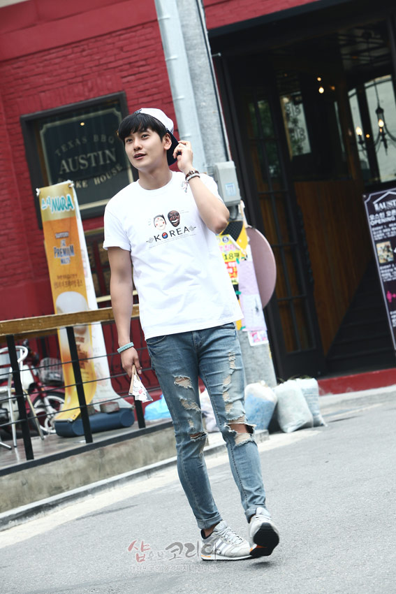 [텍스트: KOREA] 흰색 면 티셔츠 전면에 하회탈 캐릭터 3D 입체발포 프린트와 영문 레터링이 배치된 캐주얼 스트리트 스타일 연출 모습