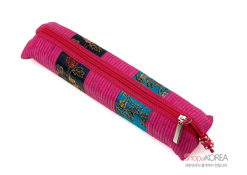 [텍스트: Shop of KOREA 대한민국의 품격까지 전합니다.] 분홍색 누비 원단 위에 청록·남색 배색 금사 꽃문양 직조 패치를 더한 긴 지퍼형 필통 디자인