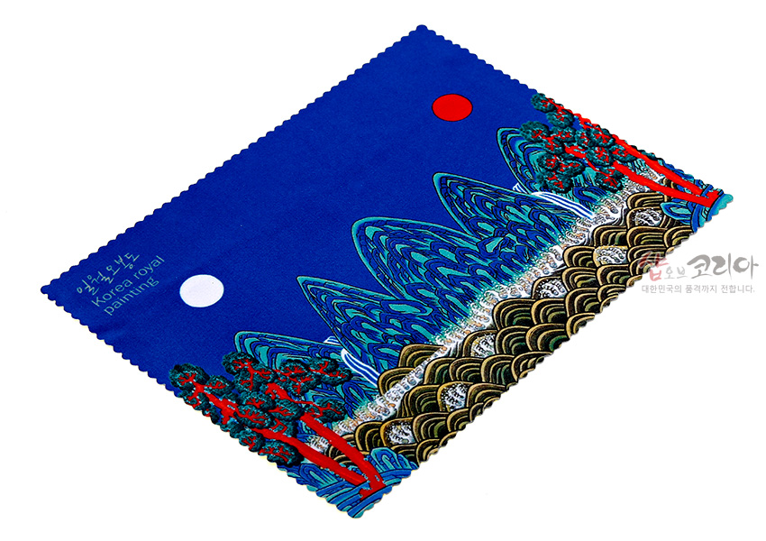 [텍스트: 일월오봉도 Korea royal painting] 짙은 청색 극세사 바탕에 일월오봉도 산수와 해·달, 소나무·파도 문양을 다채로운 색으로 인쇄한 안경닦이 디자인